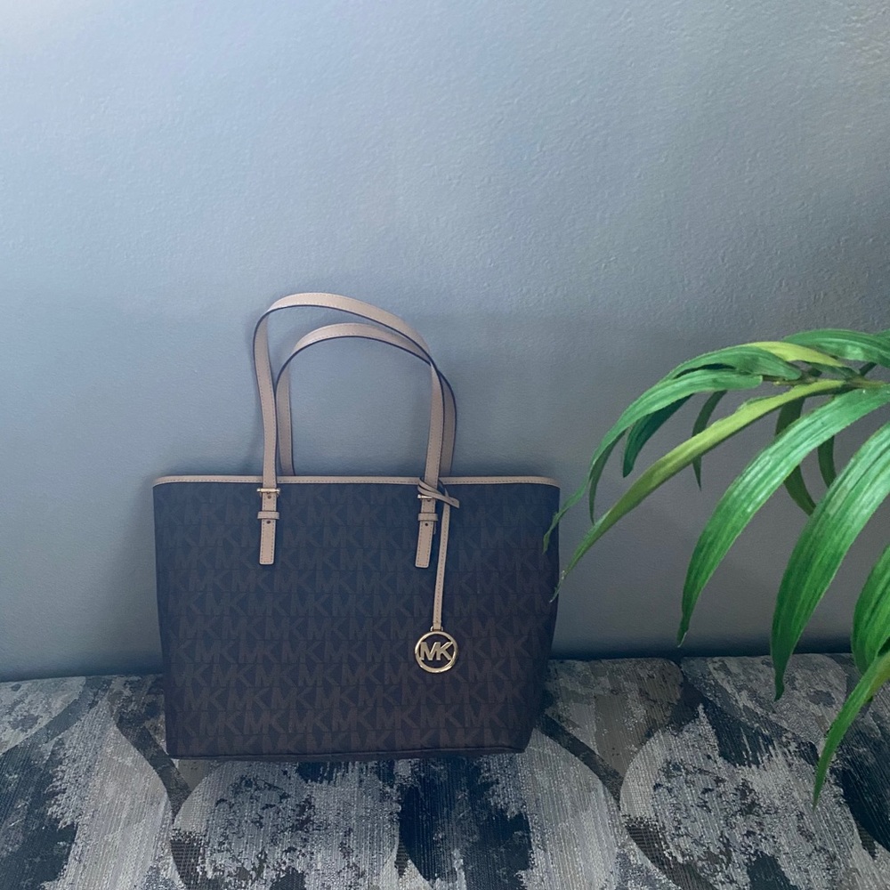 NEW WITHOUT TAGS-Michael Kors purse